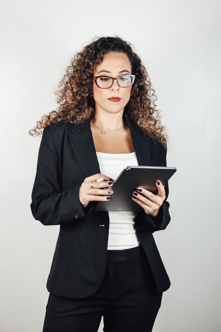 Dra. Bruna Menezes analisando um caso